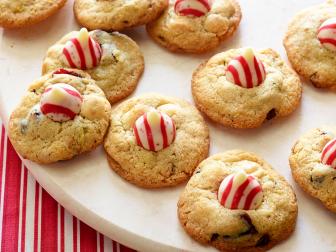 MACADAMIAALMOND
CHRISTMAS COOKIES
Nancy Fuller
Food Network
Macadamia Nuts, Sugar, Butter, Vegetable Shortening, Eggs, Vanilla Extract, Almond Extract,
Flour, Baking Soda, Fine Salt, White Chocolate Chips, Pistachios, Dried Cranberries, Nonstick
Cooking Spray, Redandwhite
Striped Chocolate Kiss Candies