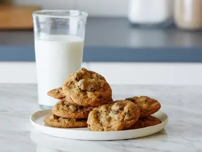 FNK SIMPLE CHOCOLATE CHIP COOKIES, Food Network Kitchen, All-­purpose Flour,
Baking Soda, Fine Salt, Unsalted Butter, Light Brown Sugar, Granulated Sugar, Eggs, Vanilla
Extract, Semisweet Chocolate Chips