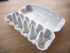 Cette photographie présente un emballage pour les œufs recyclable en carton.