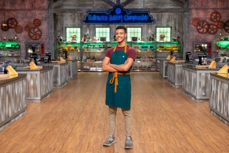 Contestant Aaron Davis, portrait, as seen on Halloween Baking Championship, Season 10.